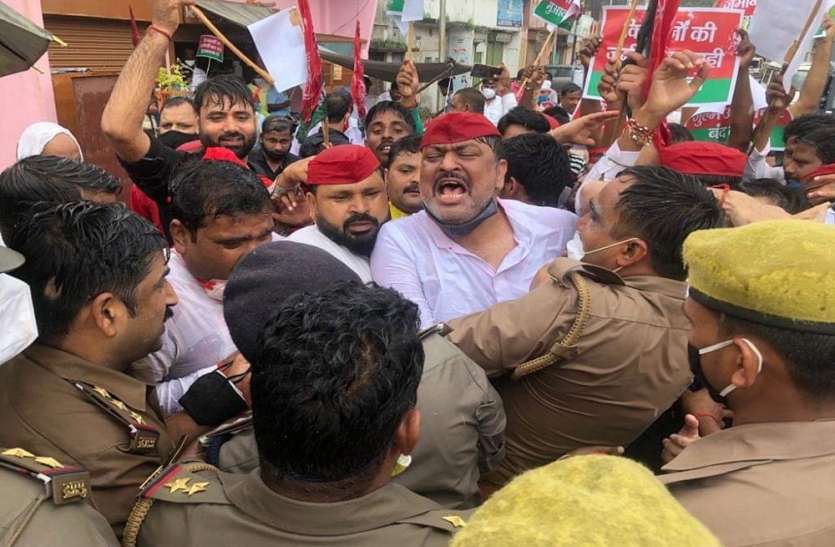किसानों के समर्थन में समाजवादी पार्टी का प्रदर्शन किसानों के समर्थन में समाजवादी पार्टी का प्रदर्शन