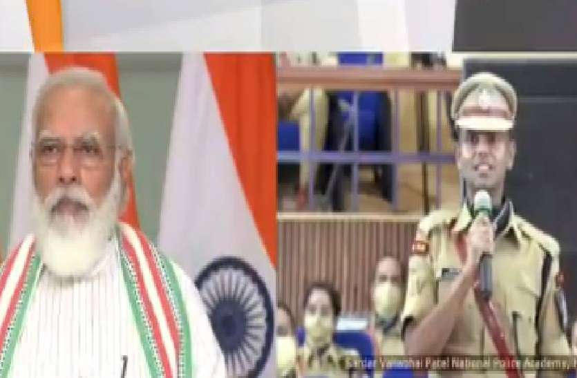 इंस्पेक्टर की याद में IPS अधिकारी ने सुनाई पीएम को कविता, पीएम मोदी ने कहा- खाकी से रौब नहीं गर्व होना चाहिए इंस्पेक्टर की याद में IPS अधिकारी ने सुनाई पीएम को कविता, पीएम मोदी ने कहा- खाकी से रौब नहीं गर्व होना चाहिए
