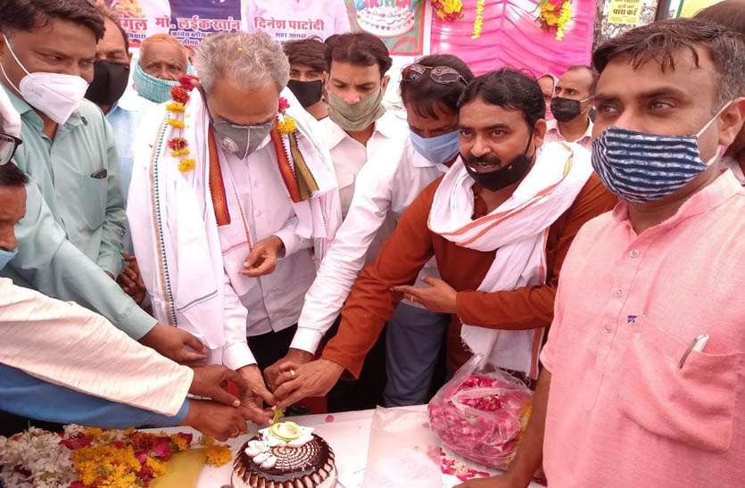 केक काटकर मनाया देवली-उनियारा विधायक हरीशचंद्र मीणा का जन्मदिन केक काटकर मनाया देवली-उनियारा विधायक हरीशचंद्र मीणा का जन्मदिन