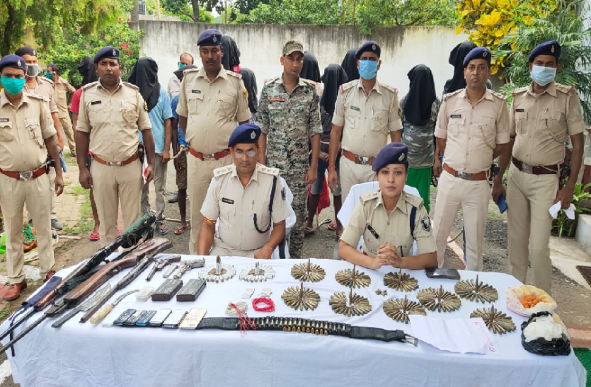 बड़ी साजिश नाकाम, हथियार और विस्फोटक के जखीरे के साथ नक्सली गैंग गिरफ्तार बड़ी साजिश नाकाम, हथियार और विस्फोटक के जखीरे के साथ नक्सली गैंग गिरफ्तार