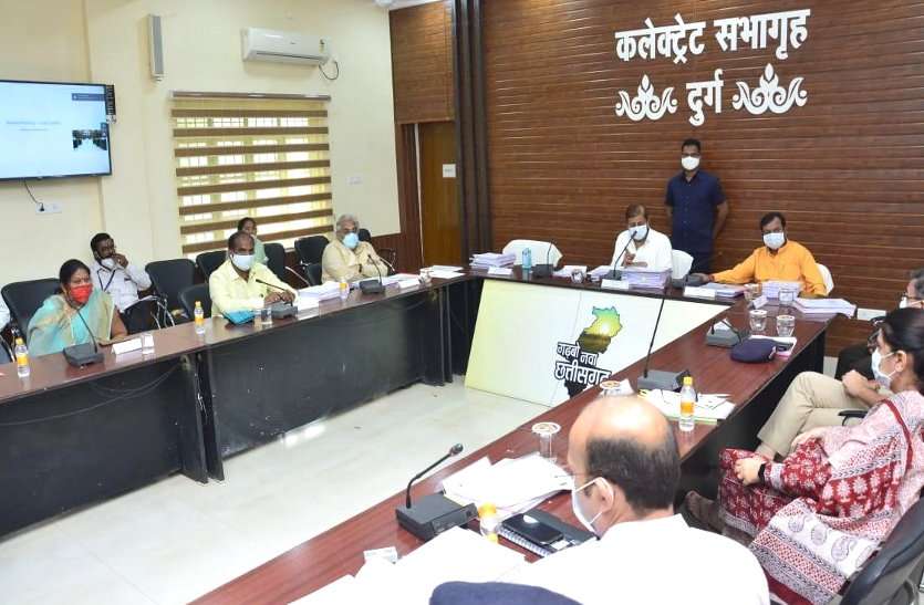 जब मंत्री ने अधिकारियों के सामने कोरोना मरीज को किया फोन, अव्यवस्थाओं की ऐसी खुली पोल, पानी-पानी हो गए अफसर जब मंत्री ने अधिकारियों के सामने कोरोना मरीज को किया फोन, अव्यवस्थाओं की ऐसी खुली पोल, पानी-पानी हो गए अफसर