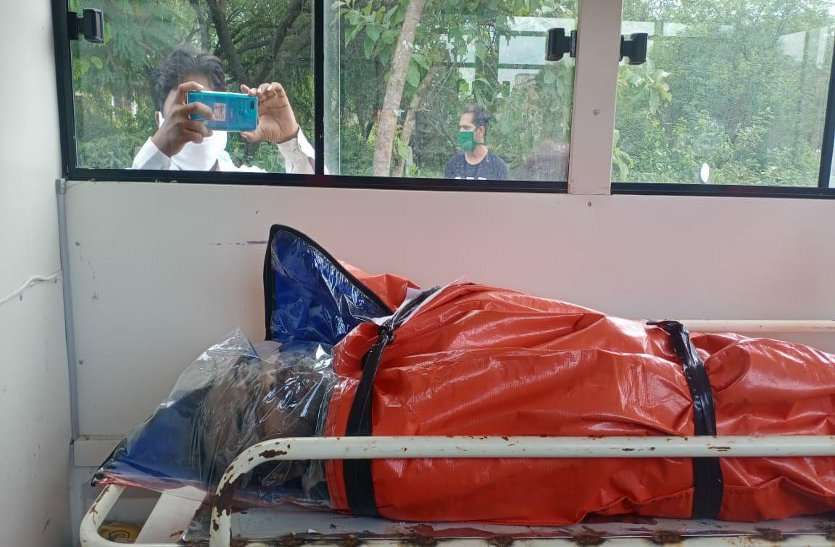 कोरोना से मौत के बाद बदल गई डेड बॉडी, भिलाई के कोविड अस्पताल में जमकर हंगामा, श्मशान से शव लेकर लौटे परिजन कोरोना से मौत के बाद बदल गई डेड बॉडी, भिलाई के कोविड अस्पताल में जमकर हंगामा, श्मशान से शव लेकर लौटे परिजन