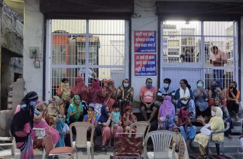 photo6239771364743555514.jpg शराब की दुकान के गेट पर बैठी महिलाएं, अधिकारियों को दिया अल्टिमेटम