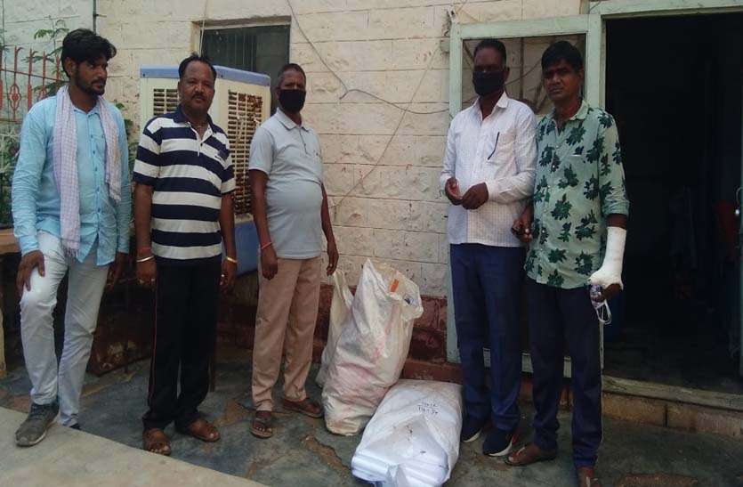 प्रतिष्ठानों पर मारे छापे, पॉलीथिन जब्त प्रतिष्ठानों पर मारे छापे, पॉलीथिन जब्त
