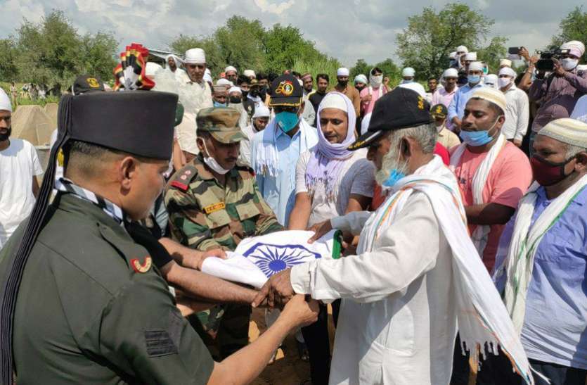 shamsheer_ali_khan.jpg गगनभेदी नारों के साथ शहीद शमशेर को किया सुपुर्द-ए-खाक