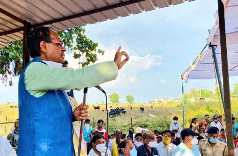 सीएम ने कहा- चाहे मुझे कर्ज लेना पड़े, किसानों के नुकसान की भरपाई करूंगा सीएम ने कहा- चाहे मुझे कर्ज लेना पड़े, किसानों के नुकसान की भरपाई करूंगा