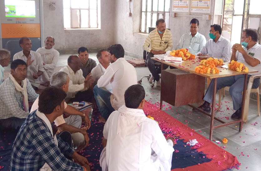 गांवड़ी में घर-घर पेयजल की सौगात, ग्रामीणों ने जमा कराए साढ़े सात लाख रूपए गांवड़ी में घर-घर पेयजल की सौगात, ग्रामीणों ने जमा कराए साढ़े सात लाख रूपए
