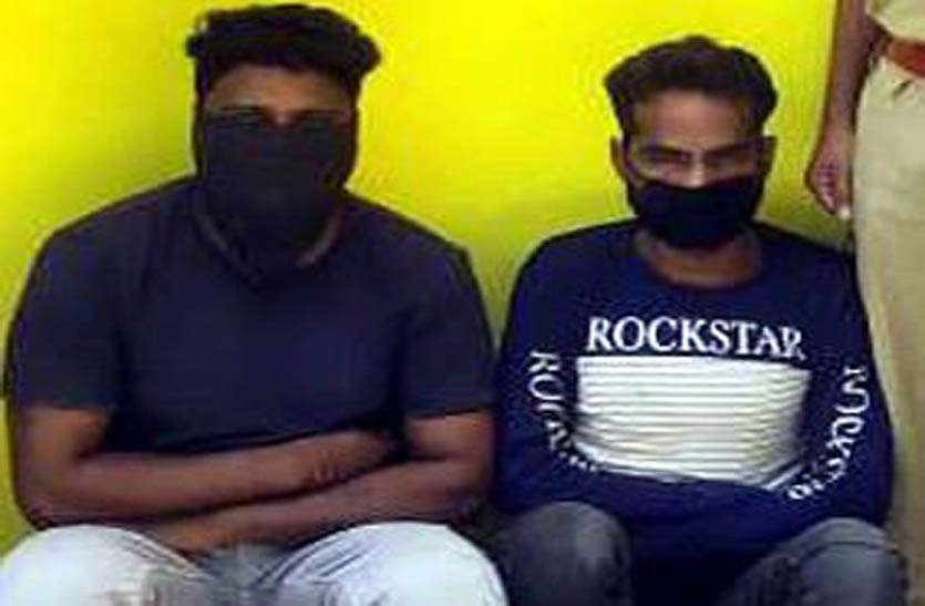 राजीव गांधी सेवा केन्द्र से सोलर प्लेट व बैट्रियां चुराने के आरोपी पुलिस गिरफ्त में राजीव गांधी सेवा केन्द्र से सोलर प्लेट व बैट्रियां चुराने के आरोपी पुलिस गिरफ्त में