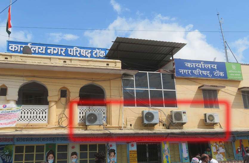 वेतन नहीं सुविधा पर है ध्यान, सफाईकर्मियोंका 10 माह से बकाया है वेतन वेतन नहीं सुविधा पर है ध्यान, सफाईकर्मियोंका 10 माह से बकाया है वेतन