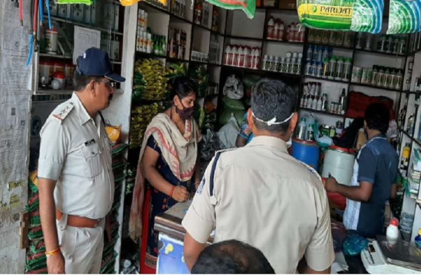 यूरिया की दुकान पर छापेमारी करती हैं तहसीलदार रामपुर बाघेलान सविता यादव बेहाल अन्नदाताः मचा हाहाकार तो हरकत में आया प्रशासन