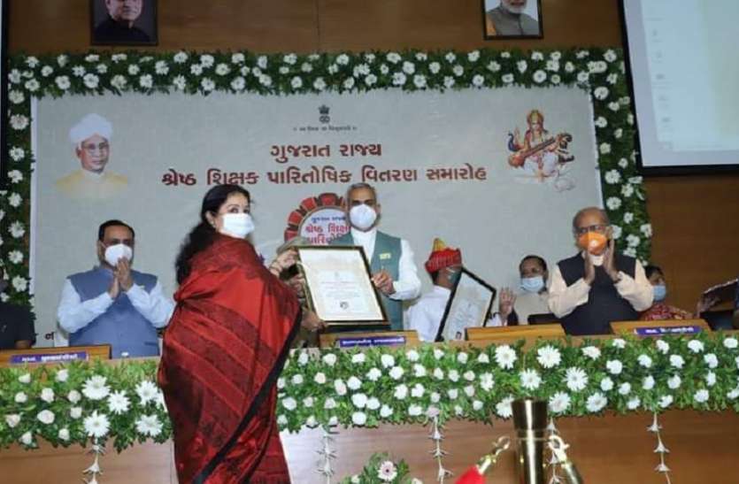 शिक्षक दिवस पर विशेष: विद्यार्थियों को प्रमाणिकता के पाठ पढ़ाने वाली वनीता को श्रेष्ठ शिक्षक अवार्ड शिक्षक दिवस पर विशेष: विद्यार्थियों को प्रमाणिकता के पाठ पढ़ाने वाली वनीता को श्रेष्ठ शिक्षक अवार्ड