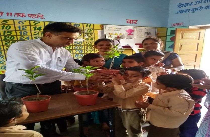 शिक्षक दिवस विशेष-सात साल में छह तबादले...जहां भी नियुक्त हुए बदल दी स्कूल की तस्वीर शिक्षक दिवस विशेष: सात साल में छह तबादले...जहां भी नियुक्त हुए बदल दी स्कूल की तस्वीर