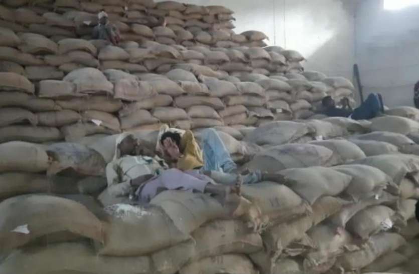 Food grains used to run in the warehouse without coming to the warehou बिना वेयरहाउस आए स्टॉक में चल जाता था खाद्यान्न, 6 करोड़ के चावल हेरफेर मामले में अधिकारियों ने दबाई फाइल