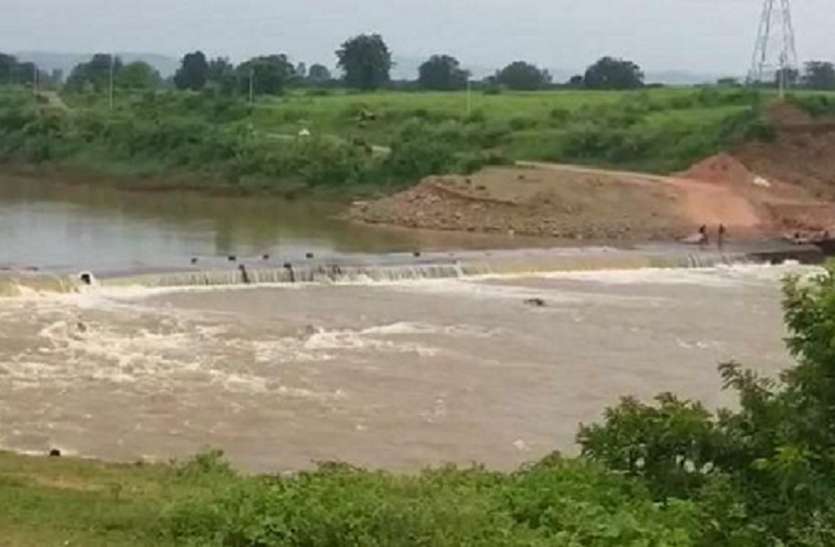 रपटा के ऊपर से बह रहा था पानी, पार करते समय बहे तीन युवक रपटा के ऊपर से बह रहा था पानी, पार करते समय बहे तीन युवक