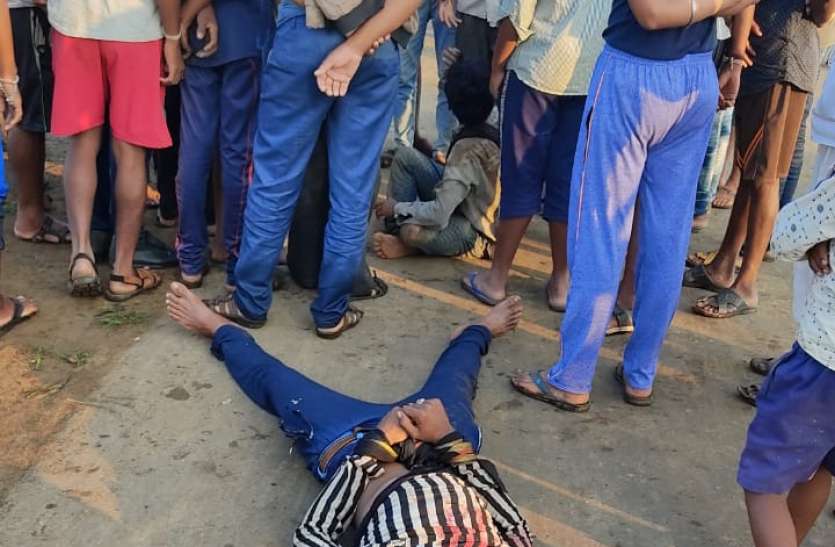 मवेशी भरकर जा रही तीन पिकअप को ग्रामीणों ने पकड़ा मवेशी ले जा रहे चालक और परिचालक को पब्लिक ने पीटा, पिकअप में की तोडफ़ोड़