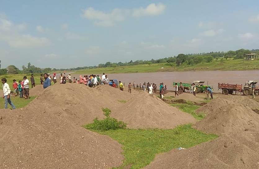 Transporting sand by filtering the rivers, raid and caught 10 vehicles नदियों को छलनी कर रेत का कर रहे थे परिवहन, दबिश देकर 10 वाहन पकड़े
