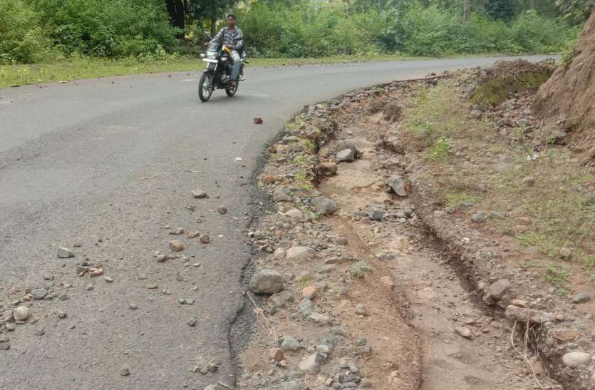 Ghats become dangerous, major accidents can happen anytime खतरनाक हुआ घाट, कभी भी हो सकती है बड़ी दुर्घटना