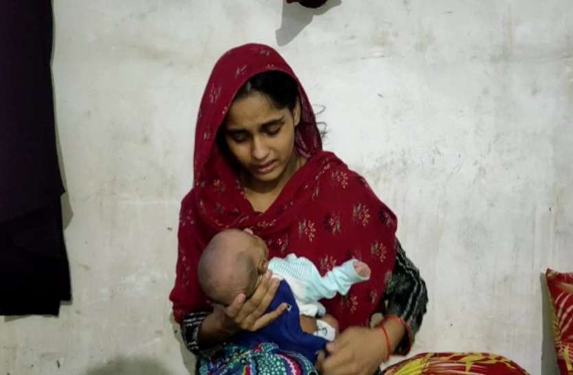 meerut2.jpg शर्मनाक: बेटी पैदा होने पर नवजात को जमीन पर फेंक पत्नी को घर से निकाला