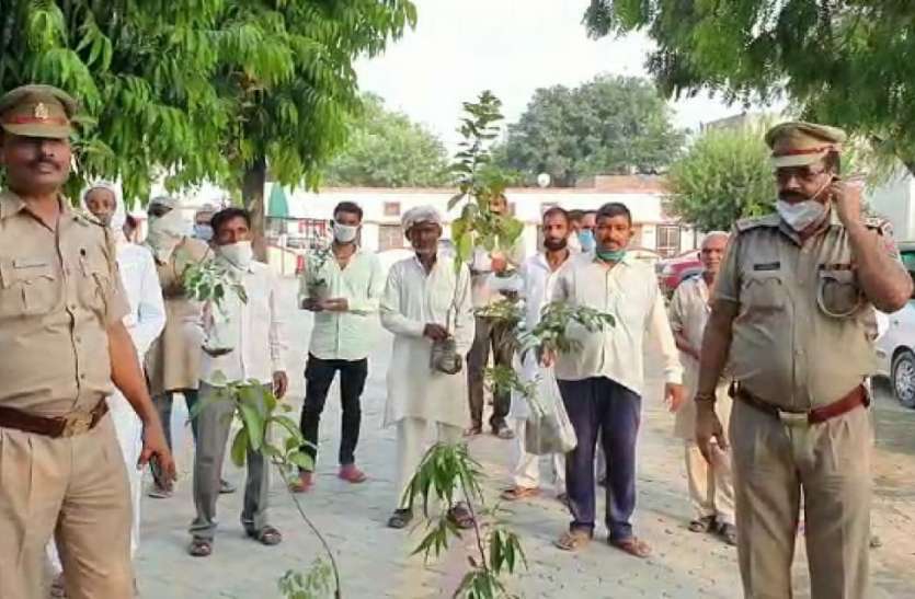 shamli.jpg यूपी: अपराध से तौबा कर पौधे लेकर कोतवाली पहुंचे हिस्ट्रीशीटर
