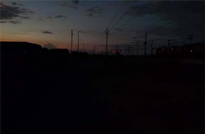 Malkhedi station road falls in darkness as it is evening शाम होते ही मालखेड़ी स्टेशन रोड पर छा जाता है अंधेरा