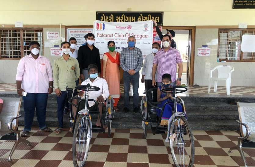 ट्राइसाइकिल देकर विकलांगों की सहायता ट्राइसाइकिल देकर विकलांगों की सहायता