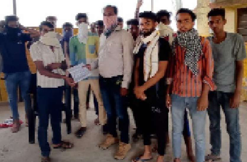 सडक़ निर्माण की मांग को लेकर पाली गांव के ग्रामीणों ने सरपंच को सौंपा पत्र सडक़ निर्माण की मांग को लेकर पाली गांव के ग्रामीणों ने सरपंच को सौंपा पत्र