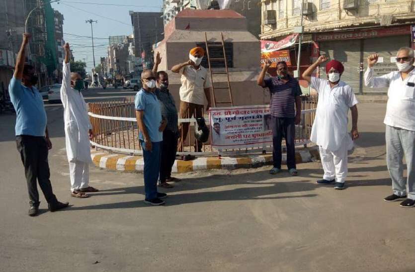 जन नायक प्रोफेसर केदार नाथ शर्मा की 101 वीं जयंती कार्यक्रम पर जुटे मुटठी भर लोग जन नायक प्रोफेसर केदार नाथ शर्मा की 101 वीं जयंती कार्यक्रम पर जुटे मुटठी भर लोग