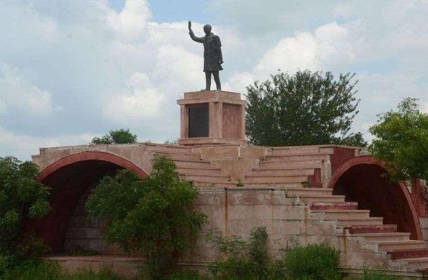 लोकार्पण के इंतजार में 50 लाख का राजीव स्मृति वन बर्बाद! लोकार्पण के इंतजार में 50 लाख का राजीव स्मृति वन बर्बाद!