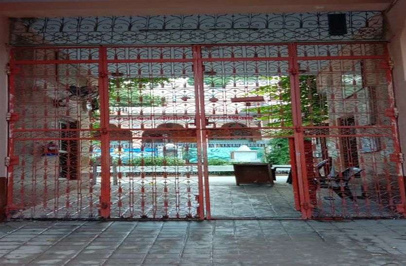 सैनिटाइज के बाद खुला मंदिर,भक्तों ने किए दर्शन सैनिटाइज के बाद खुला मंदिर,भक्तों ने किए दर्शन
