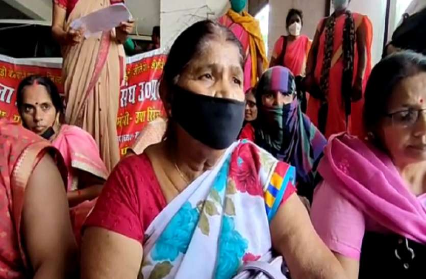 योगी सरकार के खिलाफ सड़क पर उतरी आंगनबाड़ी कार्यकर्ता, बड़े आंदोलन की दी चेतावनी योगी सरकार के खिलाफ सड़क पर उतरी आंगनबाड़ी कार्यकर्ता, बड़े आंदोलन की दी चेतावनी
