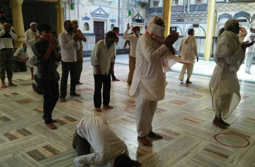 साढ़े पांच माह से सूने मंदिरों में गूंजे जयकारे ,आराध्य देवी-देवताओं के दर्शन पाकर प्रफुल्लित हुए श्रद्धालु साढ़े पांच माह से सूने मंदिरों में गूंजे जयकारे ,आराध्य देवी-देवताओं के दर्शन पाकर प्रफुल्लित हुए श्रद्धालु