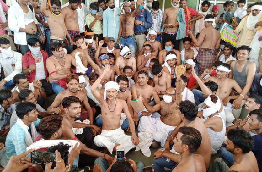 कलेक्टर ज्ञापन लेने नहीं आए तो किसानों ने कलेक्ट्रेट गेट पर किया अद्र्धनग्न प्रदर्शन कलेक्टर ज्ञापन लेने नहीं आए तो किसानों ने कलेक्ट्रेट गेट पर किया अद्र्धनग्न प्रदर्शन