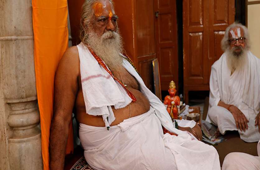 91 वर्षीय महंत नृत्य गोपालदास ने जीती कोरोना से जंग, अयोध्या में भव्य स्वागत 91 वर्षीय महंत नृत्य गोपालदास ने जीती कोरोना से जंग, अयोध्या में भव्य स्वागत