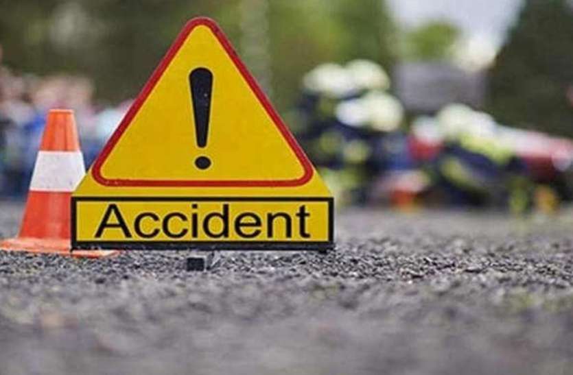 Road Accident अनियंत्रित होकर नाला में पलटा बोलेरो, बाल-बाल बचा चालक