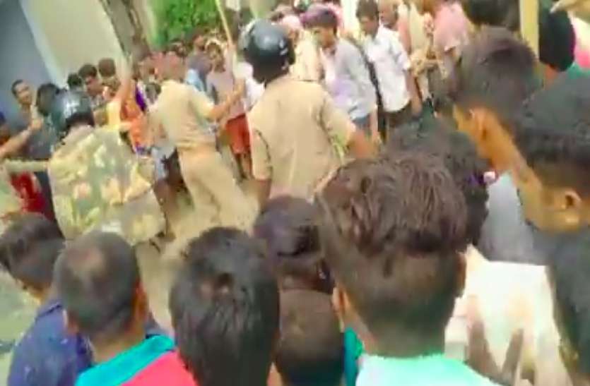 Murder Accused Lynching यूपी के कुशीनगर में शिक्षक की हत्या के बाद उग्र भीड़ ने हत्यारे को पुलिस के सामने पीट-पीटकर मार डाला