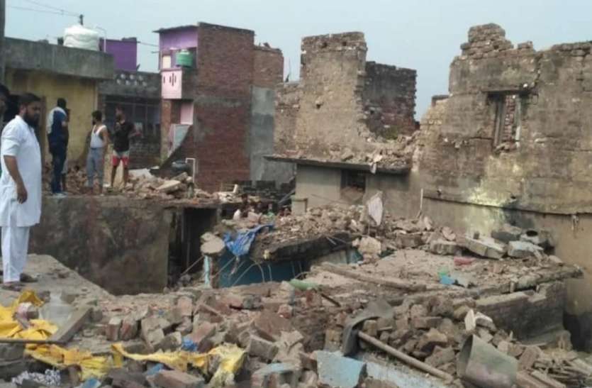 बलरामपुर: विस्फोट से मकान की छत उड़ी, एक युवक की मौत दो घायल बलरामपुर: विस्फोट से मकान की छत उड़ी, एक युवक की मौत दो घायल