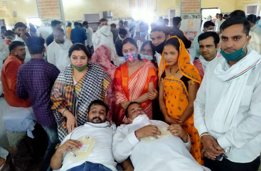 810 यूनिट रक्तदान, दिनभर लगी रही कतार सचिन पायलट के जन्म दिवस पर बांदीकुई में 810 यूनिट रक्तदान, दिनभर लगी रही कतार