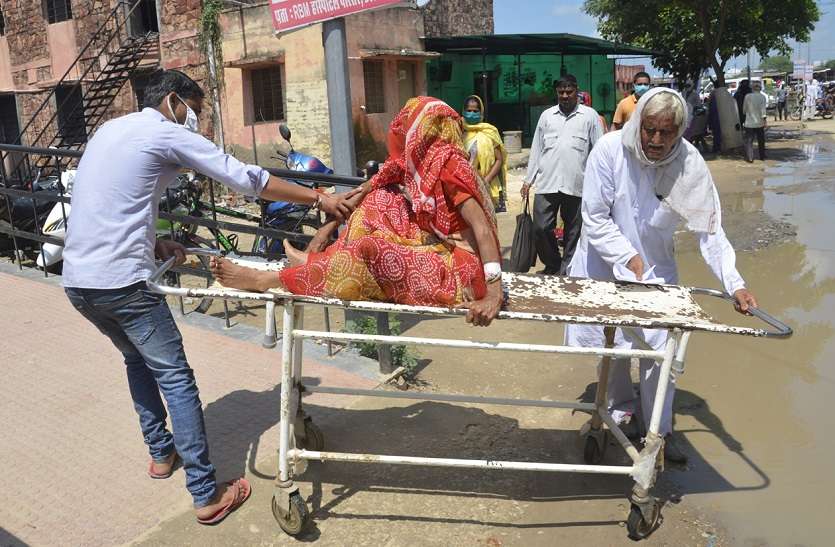 जिस समय चिकित्सा मंत्री ले रहे थे बैठक, उसी समय मरीजों के परिजन खींच रहे थे स्ट्रेचर जिस समय चिकित्सा मंत्री ले रहे थे बैठक, उसी समय मरीजों के परिजन खींच रहे थे स्ट्रेचर