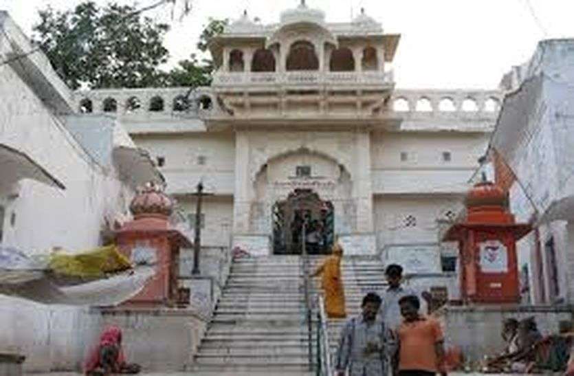 कोरोना का भय : ब्रह्मा मंदिर के कपाट तो खुल गए, दर्शनार्थी रहे कम कोरोना का भय : ब्रह्मा मंदिर के कपाट तो खुल गए, दर्शनार्थी रहे कम