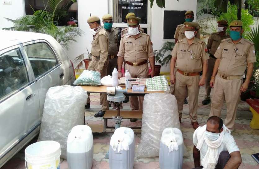car.jpg घर के सामने थी डिस्टीलरी, देखकर कार में ही बनाली चलती फिरती शराब फैक्ट्री