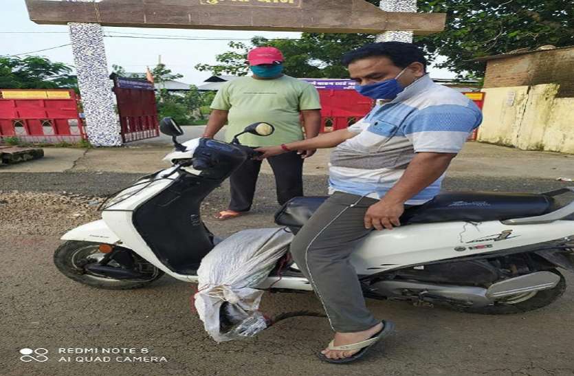 crocodile rescue चंबल के शहर कोटा में एसा भी हो जाता है..मगरमच्छ को स्कूटी पर बिठाया और तालाब में छोड़ आए युवक