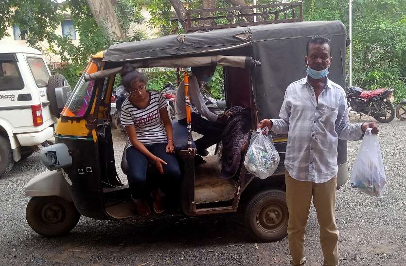बेटी के साथ ऑटो में 10 वर्षीय बेटी का शव लेकर थाने पहुंचा पिता, बोला- डॉक्टर ने मेरी बेटी को मार डाला ऑटो में 10 वर्षीय बेटी का शव लेकर थाने पहुंचा पिता, रोते हुए बोला- डॉक्टर ने मेरी बेटी को मार डाला