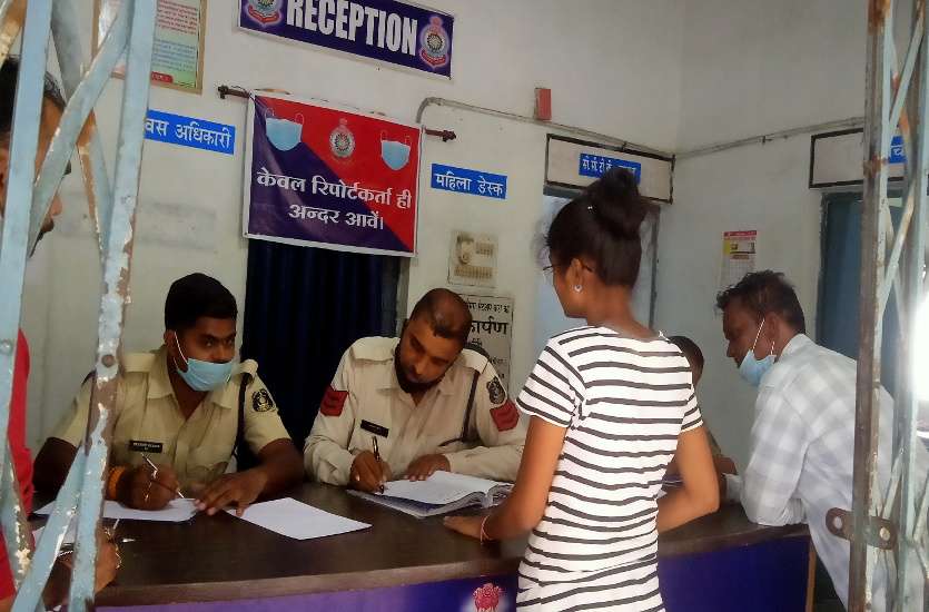बेटी के साथ ऑटो में 10 वर्षीय बेटी का शव लेकर थाने पहुंचा पिता, बोला- डॉक्टर ने मेरी बेटी को मार डाला