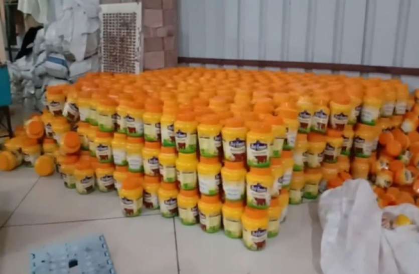 Desi ghee कोरोना के कारण कम्बल की फैक्ट्री बंद, देसी घी बनाना लगे, मिलावट के शक में छापा