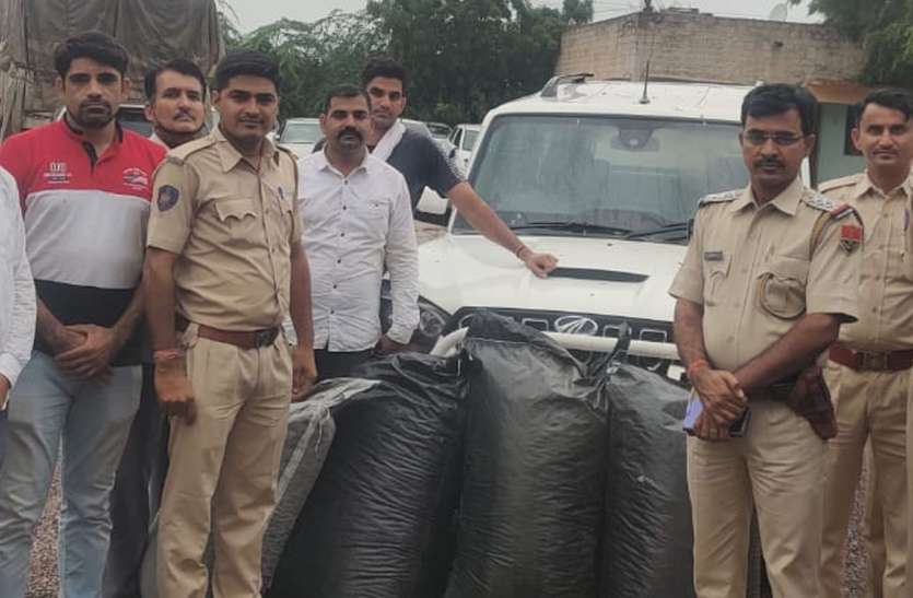 पुलिस वाहन को टक्कर मार भाग निकले तस्कर, पुलिस ने चलाई गोलियां पुलिस वाहन को टक्कर मार भाग निकले तस्कर, पुलिस ने चलाई गोलियां