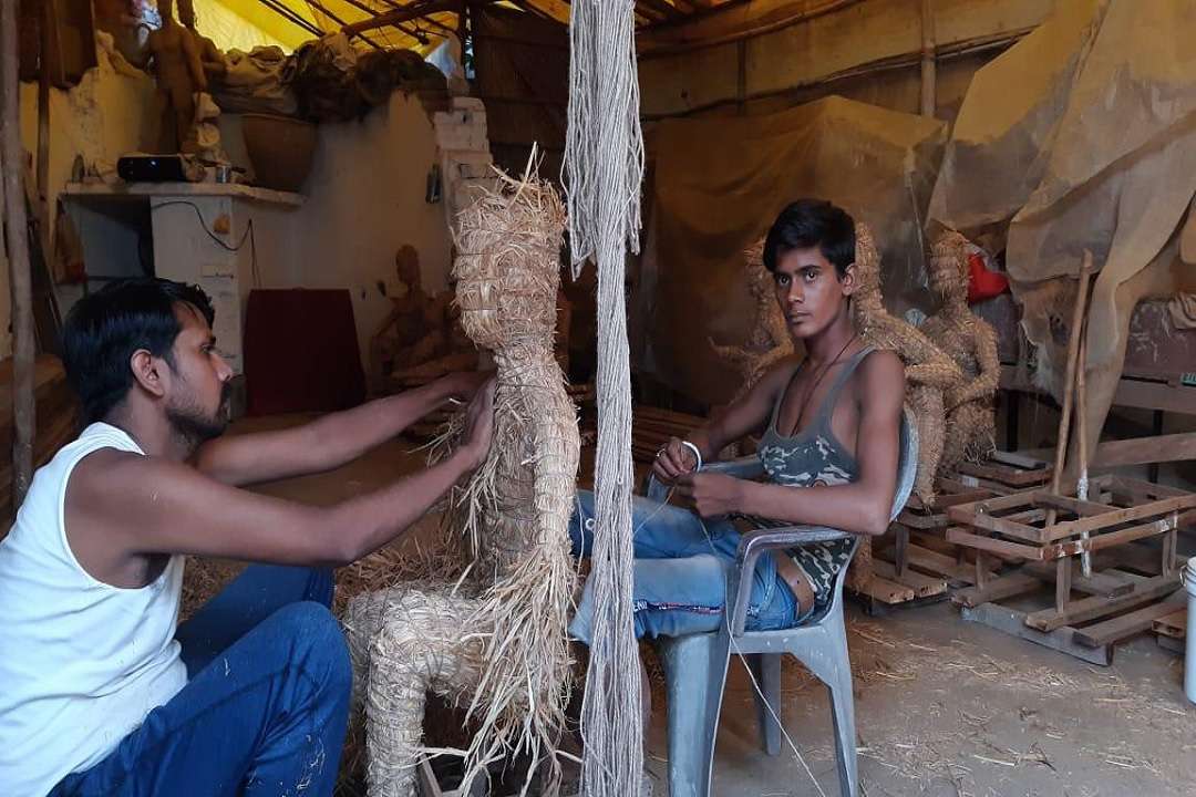 दुर्गा प्रतिमा तैयार करता मूर्तिकार