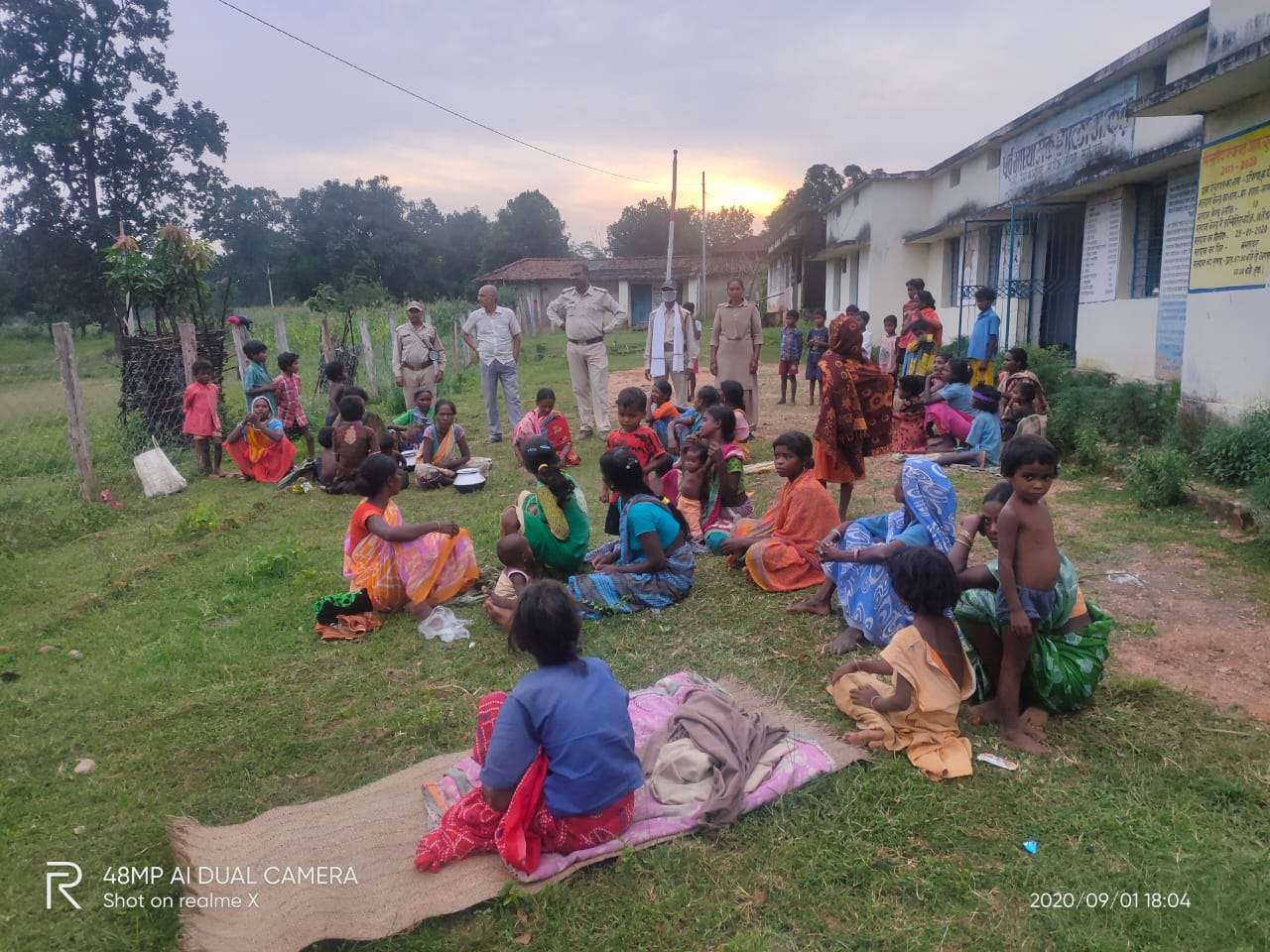 10 हाथियों ने मचा रखी है तबाही, कई घर तोड़े, मवेशियों को मार डाला, दहशत में स्कूल और पंचायत भवन में कट रही लोगों की रात