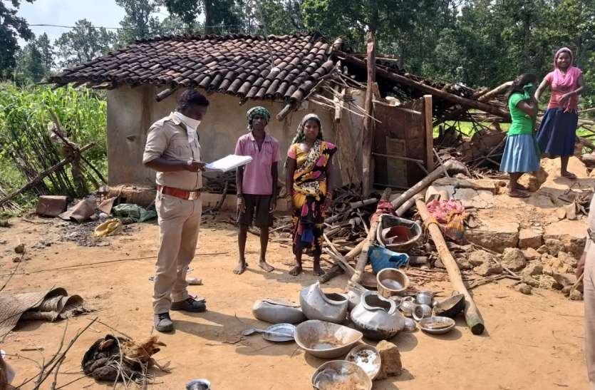 10 हाथियों ने मचा रखी है तबाही, कई घर तोड़े, मवेशियों को मार डाला, दहशत में स्कूल और पंचायत भवन में कट रही लोगों की रात 10 हाथियों ने मचा रखी है तबाही, कई घर तोड़े, मवेशियों को मार डाला, दहशत में स्कूल और पंचायत भवन में कट रही रात