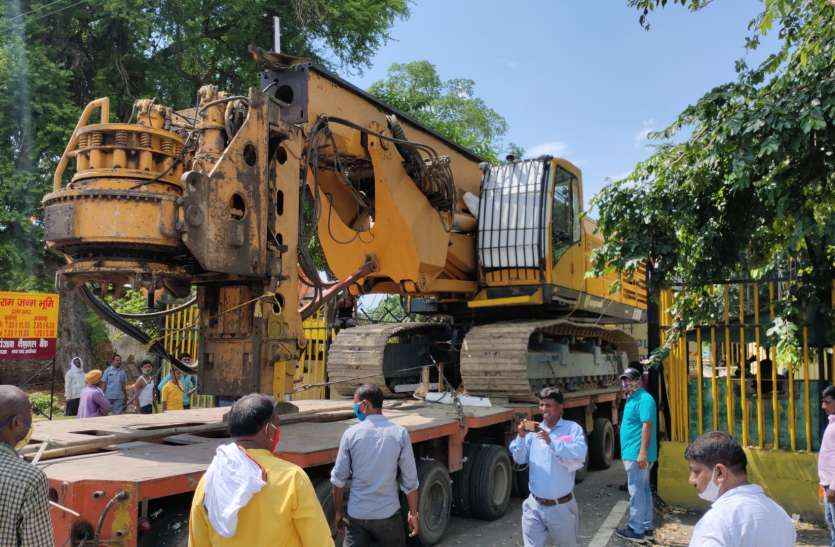 राम मंदिर के मुख्य द्वार बनाए जाने के लिए गिराया जा रहा मानस भवन राम मंदिर के मुख्य द्वार बनाए जाने के लिए गिराया जा रहा मानस भवन