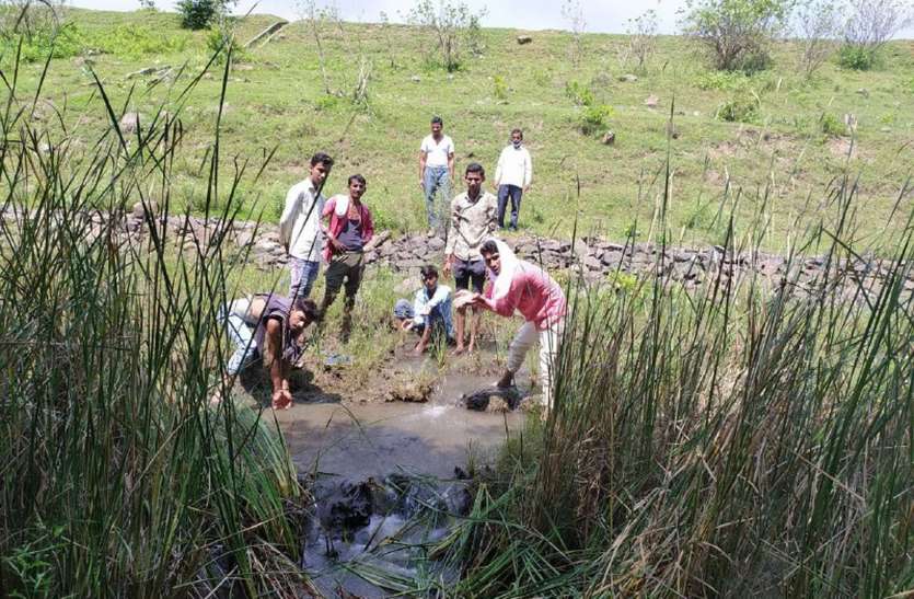 खेत दिखाते किसान खेतों में राखड़ पहुंचने से 50 किसानों की जमीन बंजर